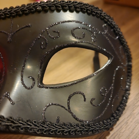 Luxurious Black Mascarade Mask - Picture 2 of 3